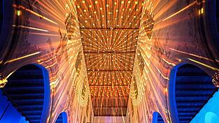 Der sakrale Bau wird zur Kunstfläche. Der sakrale Bau wird zur Kunstfläche.