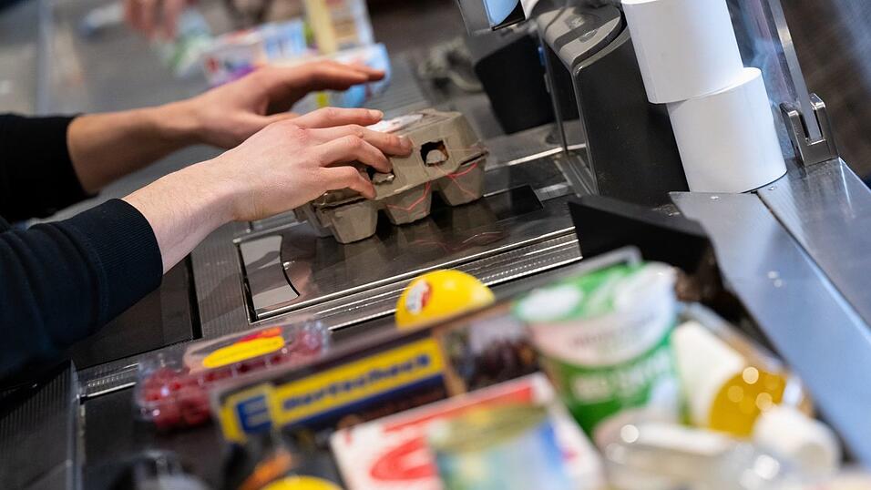 Klassische Kassen erfreuen sich trotz oft längerer Wartezeiten weiterhin großer Beliebtheit. (Symbolbild) Klassische Kassen erfreuen sich trotz oft längerer Wartezeiten weiterhin großer Beliebtheit. (Symbolbild)