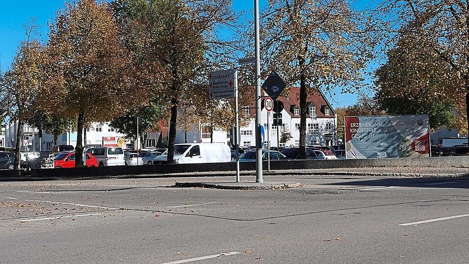 Der geplante Minikreisverkehr an der Einmündung der Stadtwaldstraße in die Landshuter Straße ist wegen eines Wasserleitungsbaus frühestens im Jahr 2028 ein Thema. Der geplante Minikreisverkehr an der Einmündung der Stadtwaldstraße in die Landshuter Straße ist wegen eines Wasserleitungsbaus frühestens im Jahr 2028 ein Thema.