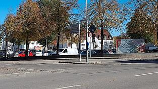 Der geplante Minikreisverkehr an der Einmündung der Stadtwaldstraße in die Landshuter Straße ist wegen eines Wasserleitungsbaus frühestens im Jahr 2028 ein Thema. Der geplante Minikreisverkehr an der Einmündung der Stadtwaldstraße in die Landshuter Straße ist wegen eines Wasserleitungsbaus frühestens im Jahr 2028 ein Thema.