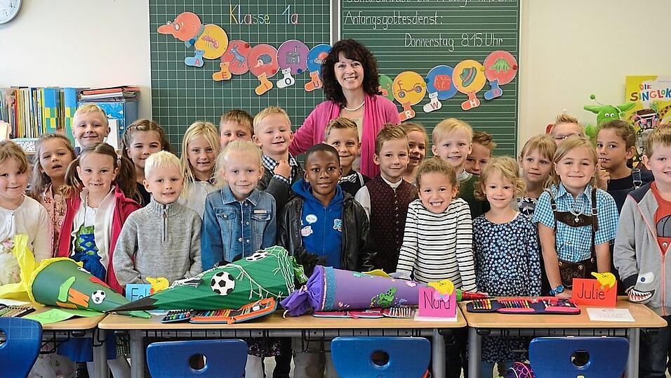 Die Klasse 1a mit ihrer Lehrerin Lisa Rosic. Die Klasse 1a mit ihrer Lehrerin Lisa Rosic.