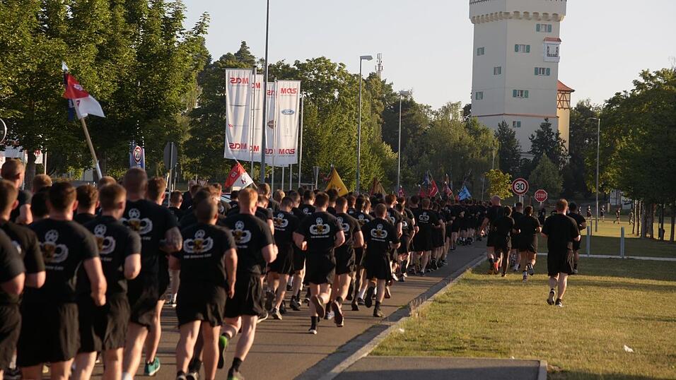 US-Soldaten absolvieren ihren Frühsport auf dem Gelände des Truppenübungsplatzes in Grafenwöhr im Landkreis Neustadt an der Waldnaab.