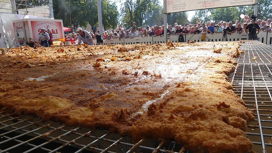 Das XXL-Schnitzel: Der Weltrekordversuch vor einem Jahr ist gegl&uuml;ckt! &Uuml;ber 4.800 Schnitzelsemmeln wurden am 15. September 2019 an die Zuschauer verkauft.