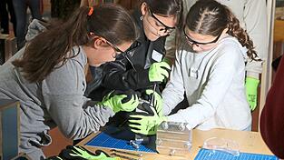 Beim &Ouml;ffnen der Werkzeuge war Muskelkraft gefragt.