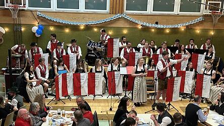 Michaela Steinberger und Lukas Sch&ouml;nstetter f&uuml;hrten durch den Abend.
