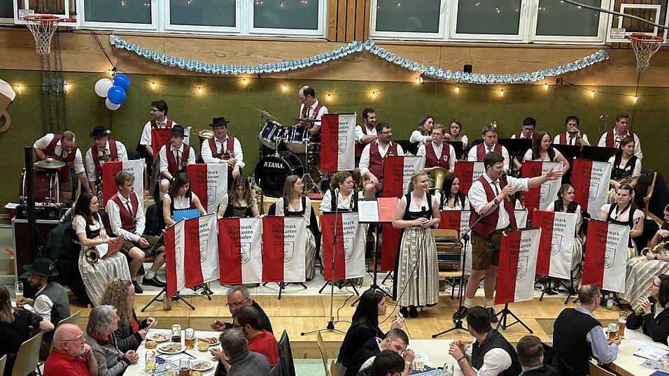 Michaela Steinberger und Lukas Sch&ouml;nstetter f&uuml;hrten durch den Abend.