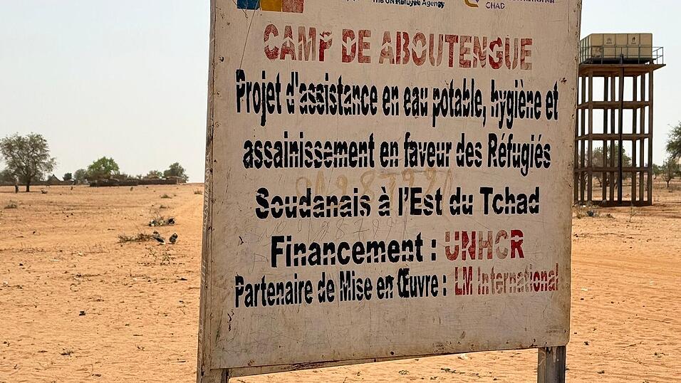 Ein Schild steht am Eingang des Flüchtlingslagers Aboutengé. Ein Schild steht am Eingang des Flüchtlingslagers Aboutengé.