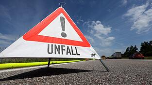 Bei einem Unfall ist ein 17-J&auml;hriger schwer verletzt worden. (Symbolbild)