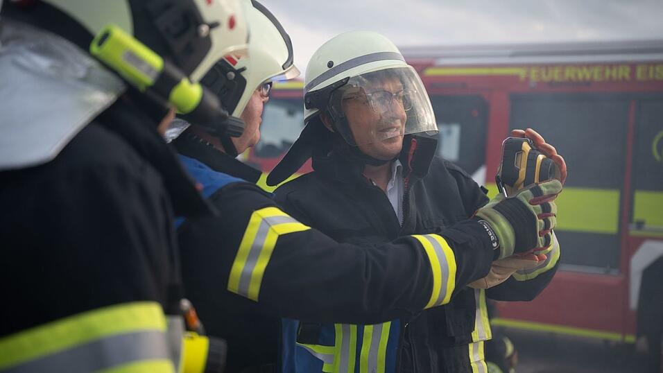 Bundesinnenminister Alexander Dobrindt (CSU) versucht sich als Feuerwehrmann.