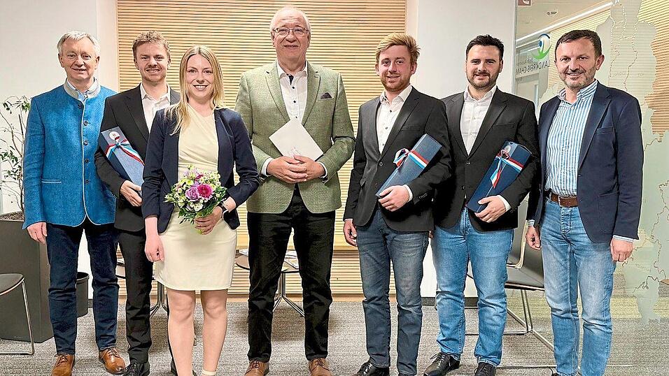 Das Pfingstbrautpaar mit den Brautführern, Bürgermeister Hofmann (r.) und Kurdirektor Barth (l.) zu Gast bei Landrat Franz Löffler. Das Pfingstbrautpaar mit den Brautführern, Bürgermeister Hofmann (r.) und Kurdirektor Barth (l.) zu Gast bei Landrat Franz Löffler.