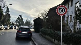 Im mittleren Teil des Felix-Meindl-Wegs durfte bislang 50 Stundenkilometer gefahren werden, was bei Anwohnern für Unverständnis sorgte. Sie setzten sich seit Längerem für Tempo 30 auf der kompletten Straße ein.