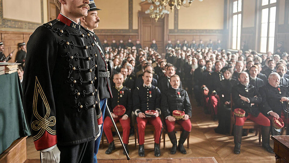 Keine Chance gegen die 'Intrige': Louis Garrel als Alfred Dreyfus vor dem Militärtribunal Keine Chance gegen die 'Intrige': Louis Garrel als Alfred Dreyfus vor dem Militärtribunal