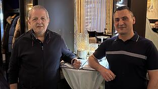 Dimitrios Tsiampalis (links) hat sein 'Irodion' im Januar an Robert Sagkankirian &uuml;bergeben.