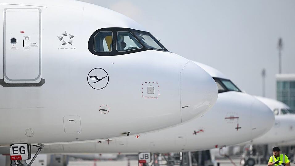 Flugzeuge mussten am Samstagmorgen in M&uuml;nchen wegen einer Drohnenwarnung kurzzeitig am Noden bleiben. (Symbolbild)