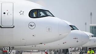 Flugzeuge mussten am Samstagmorgen in München wegen einer Drohnenwarnung kurzzeitig am Noden bleiben. (Symbolbild) Flugzeuge mussten am Samstagmorgen in München wegen einer Drohnenwarnung kurzzeitig am Noden bleiben. (Symbolbild)
