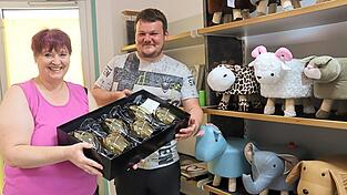 F&uuml;r die Gl&auml;ser, die mit Diamanten besetzt sind, braucht es noch eine Vitrine, immerhin sind besonders auch Kinder gern gesehene G&auml;ste. F&uuml;r die gibt es im Caf&eacute; nebenan eine Spielecke.