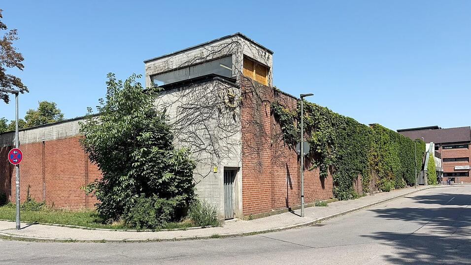 Die Neubaupläne für das Parkhaus Wittstraße sehen neben 525 Stellplätzen auch eine Erweiterung um einen Supermarkt vor. Dazu soll der Bau höher werden; das Landesamt für Denkmalpflege erhebt dagegen Einwände. Die Neubaupläne für das Parkhaus Wittstraße sehen neben 525 Stellplätzen auch eine Erweiterung um einen Supermarkt vor. Dazu soll der Bau höher werden; das Landesamt für Denkmalpflege erhebt dagegen Einwände.