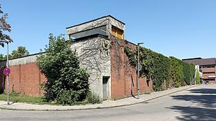 Die Neubaupläne für das Parkhaus Wittstraße sehen neben 525 Stellplätzen auch eine Erweiterung um einen Supermarkt vor. Dazu soll der Bau höher werden; das Landesamt für Denkmalpflege erhebt dagegen Einwände. Die Neubaupläne für das Parkhaus Wittstraße sehen neben 525 Stellplätzen auch eine Erweiterung um einen Supermarkt vor. Dazu soll der Bau höher werden; das Landesamt für Denkmalpflege erhebt dagegen Einwände.
