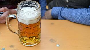 Eine Ma&szlig; Bier steht im Hofbr&auml;uzelt auf einem Tisch.