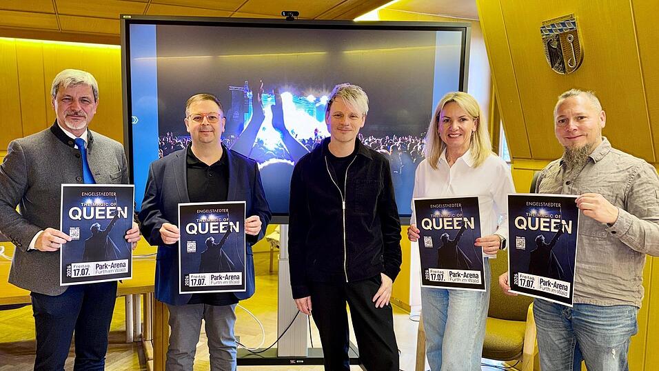 B&uuml;rgermeister Sandro Bauer, Matthias Meier, S&auml;nger Markus Engelstaedter, Karin Stelzer und Roman Hofbauer (von links) bringen dieses au&szlig;ergew&ouml;hnliche Konzert in die Grenzstadt.