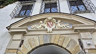 Das Schlossportal mit dem Ortenburgwappen und zwei Amoretten Das Schlossportal mit dem Ortenburgwappen und zwei Amoretten