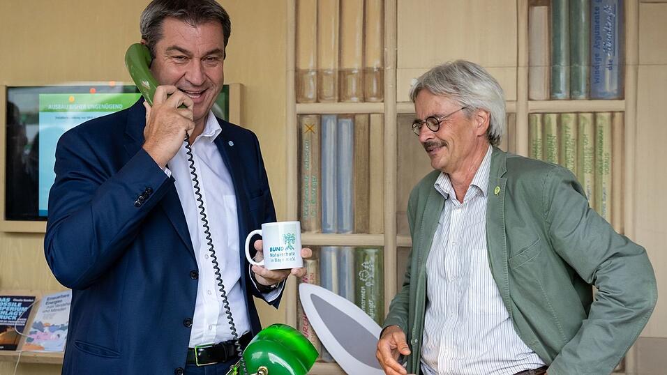 Miteinander sprechen, bei allen inhaltlichen Differenzen, das war für Mergner entscheidend für seine Arbeit beim Bund Naturschutz - auch mit Ministerpräsident Markus Söder (CSU) pflegte er Kontakt. (Archivbild) Miteinander sprechen, bei allen inhaltlichen Differenzen, das war für Mergner entscheidend für seine Arbeit beim Bund Naturschutz - auch mit Ministerpräsident Markus Söder (CSU) pflegte er Kontakt. (Archivbild)