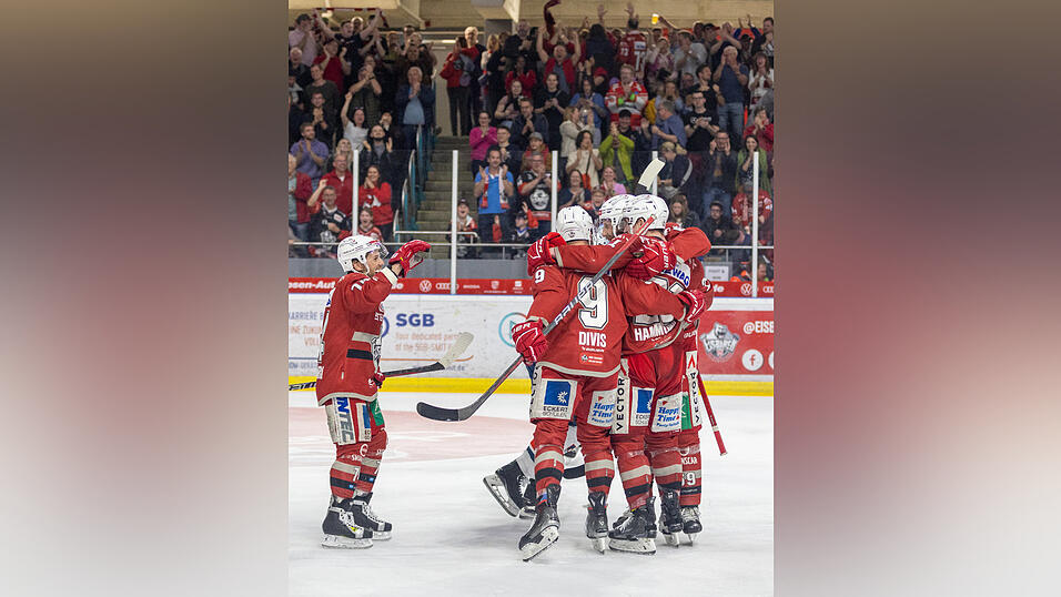 Die Eisb&auml;ren Regensburg (rote Trikots) haben am Sonntag zur&uuml;ckgebissen und die DEL2-Finalserie gegen die Kassel Huskies auf 1:1 ausgeglichen.