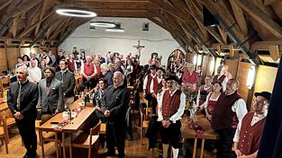 Heimatverbunden: Zur Bayernhymne erhoben sich alle