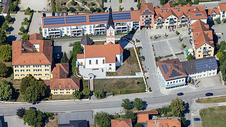 Der Dorfplatz in Furth. Hier befindet sich neben Rathaus und Kirche auch der Dorfladen.