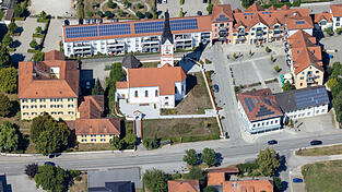 Der Dorfplatz in Furth. Hier befindet sich neben Rathaus und Kirche auch der Dorfladen.