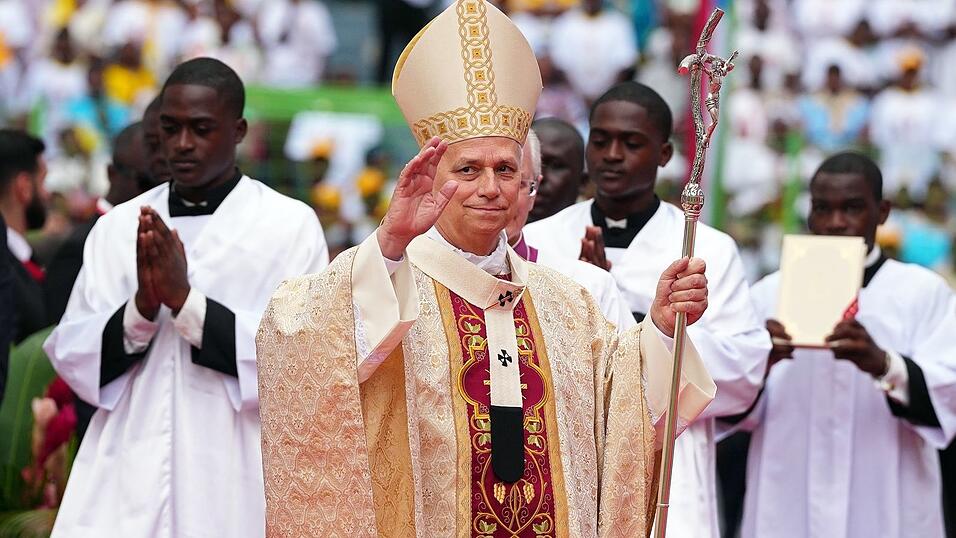 Papst Leo XIV. bei seiner letzten Messe in Afrika.