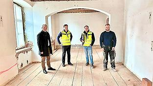 Bürgermeister Sandro Bauer, Architekt Peter Hickl, Bauleiter Rainer Plöderl und Polier Sascha Nachreiner (von links) im einstigen Gerichtssaal, der verschwindet ...