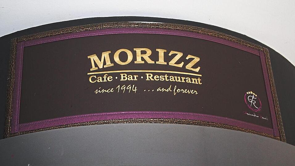 Das Originalschild des Morizz von 1994 h&auml;ngt noch immer am Eingang des Restaurants.