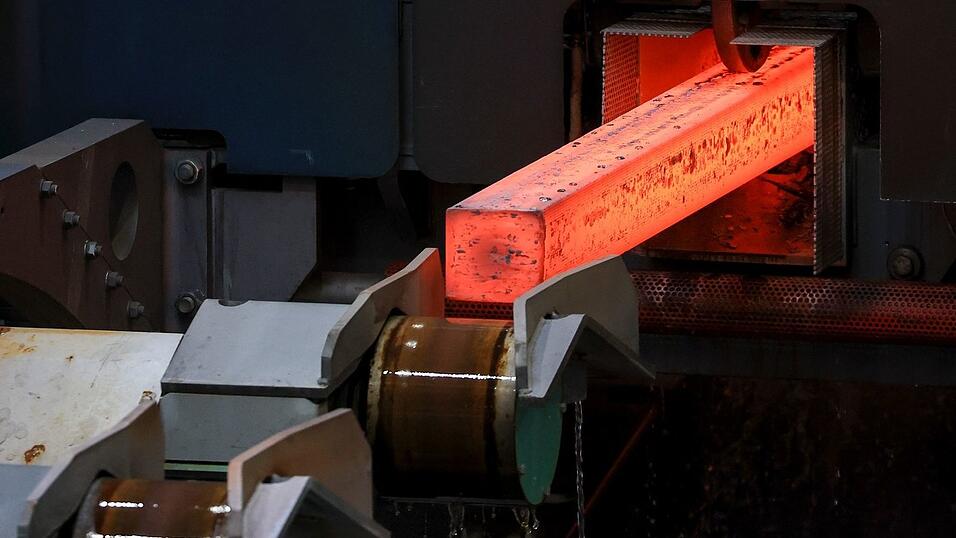 Die deutsche Stahlindustrie leidet unter der Krise in Abnehmerbranchen, vor allem der Autoindustrie. (Archivbild)