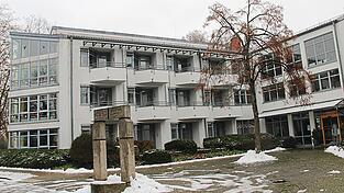 Die komplexen Finanzermittlungen der Staatsanwaltschaft im Fall Bürgerspital-Stifung Landau haben nun zu einer Anklage geführt, die der Beschuldigten zugestellt wurde. Die komplexen Finanzermittlungen der Staatsanwaltschaft im Fall Bürgerspital-Stifung Landau haben nun zu einer Anklage geführt, die der Beschuldigten zugestellt wurde.