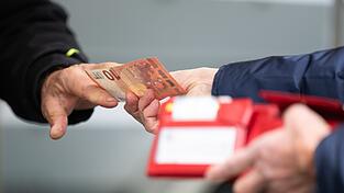 Die Preissteigerungen haben viele Menschen in Bayern nicht nur beim Wocheneinkauf zu sp&uuml;ren bekommen. (Symbolbild)