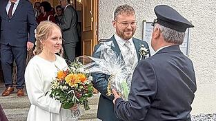 Der 2. Vorsitzende der KuRK Lederdorn, Josef Sauer, gratuliert dem Ehepaar Julia und Michael Steger. Der 2. Vorsitzende der KuRK Lederdorn, Josef Sauer, gratuliert dem Ehepaar Julia und Michael Steger.