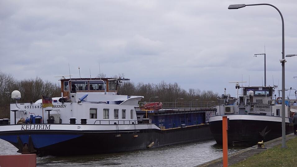 Wartende Schiffe am Samstagnachmittag vor der Schleuse Geisling, die bis auf Weiteres gesperrt ist.