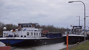 Wartende Schiffe am Samstagnachmittag vor der Schleuse Geisling, die bis auf Weiteres gesperrt ist. Wartende Schiffe am Samstagnachmittag vor der Schleuse Geisling, die bis auf Weiteres gesperrt ist.