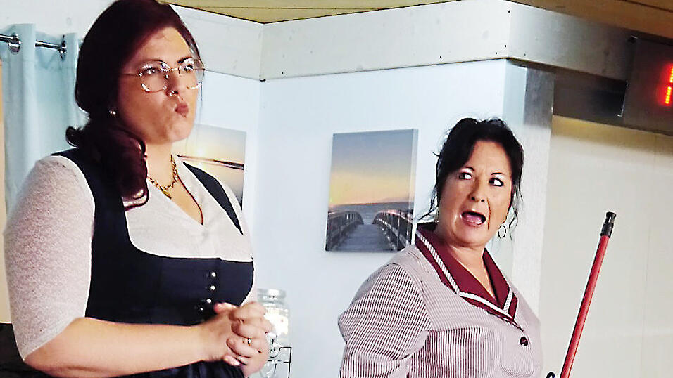 Reinigungsfrau Dragica Kolaric (Sandra Schwertl) und Hotel-Direktorin Johanna Voglmeier (Romana Schwierz) müssen ein Problem lösen. Reinigungsfrau Dragica Kolaric (Sandra Schwertl) und Hotel-Direktorin Johanna Voglmeier (Romana Schwierz) müssen ein Problem lösen.