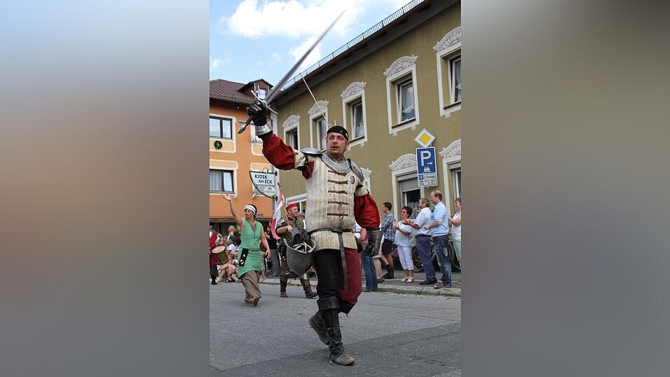 Die schönsten Augenblicke des historischen Drachenstich-Festzuges 2016. Die schönsten Augenblicke des historischen Drachenstich-Festzuges 2016.