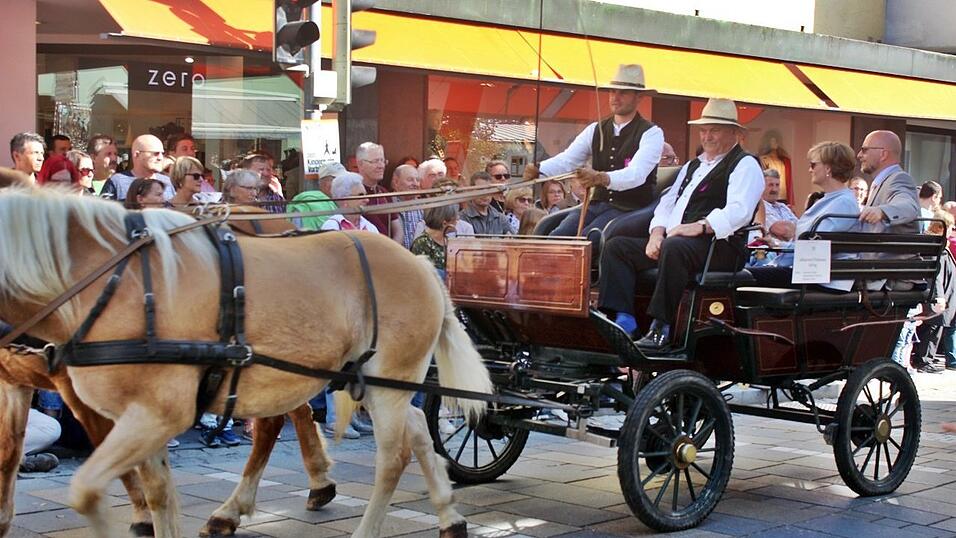 Viele Besucher verfolgten am Sonntag den Umzug auf dem Vilsbiburger Stadtplatz. Viele Besucher verfolgten am Sonntag den Umzug auf dem Vilsbiburger Stadtplatz.