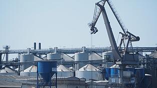Silos am Hafen Straubing-Sand. Nach Aussage der verantwortlichen Unternehmen können die Materialien, die an bayerischen Häfen gelagert werden, keine Explosionen wie jene im Hafen von Beirut verursachen.