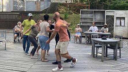 Viel Spaß haben die Festspieler nach wie vor an der Wirtshausszene, bei der sie als betrunkene, rebellierende Weber die Bühne stürmen.
