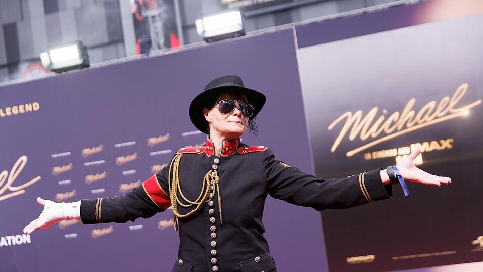 Ein Fan im Michael-Jackson-Kost&uuml;m bei der Premiere von &laquo;Michael&raquo;. (Archivbild)