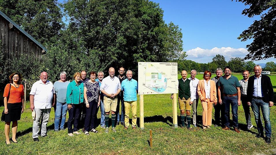 Die G&auml;ste an einer der Schautafeln.
