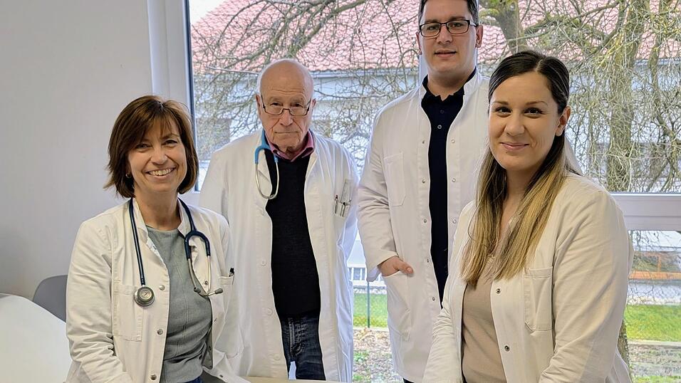 Diana Stratakis (v. l.), Georg Stratakis, der neue Kollege Branislav Knezevic und Andrea Klem-Knezevic arbeiten ab sofort zusammen. Diana Stratakis (v. l.), Georg Stratakis, der neue Kollege Branislav Knezevic und Andrea Klem-Knezevic arbeiten ab sofort zusammen.