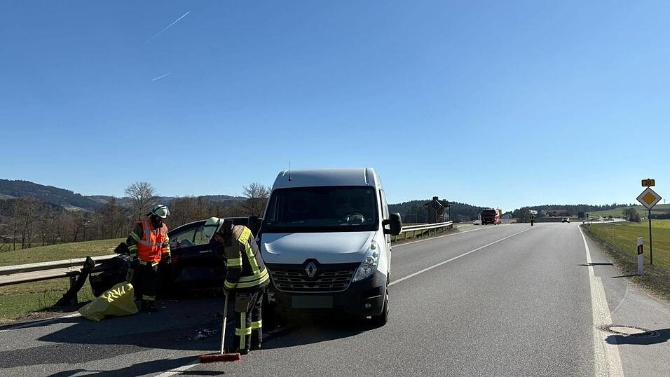 Die B20 war nach dem Unfall komplett gesperrt. Die B20 war nach dem Unfall komplett gesperrt.