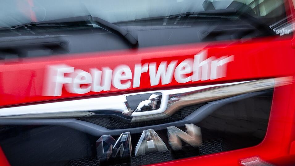Feuerwehrleute verschlie&szlig;en schnell das Leck. (Symbolbild)