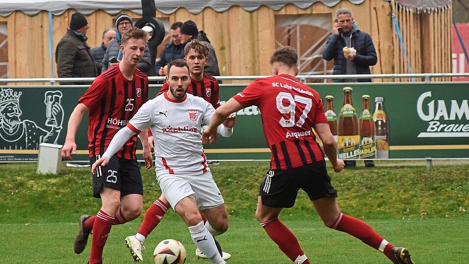 Mit seinen Tempodribblings sorgt TB-Angreifer Tobias Bräu (weißes Trikot) immer für Gefahr in der gegnerischen Abwehr. Mit seinen Tempodribblings sorgt TB-Angreifer Tobias Bräu (weißes Trikot) immer für Gefahr in der gegnerischen Abwehr.
